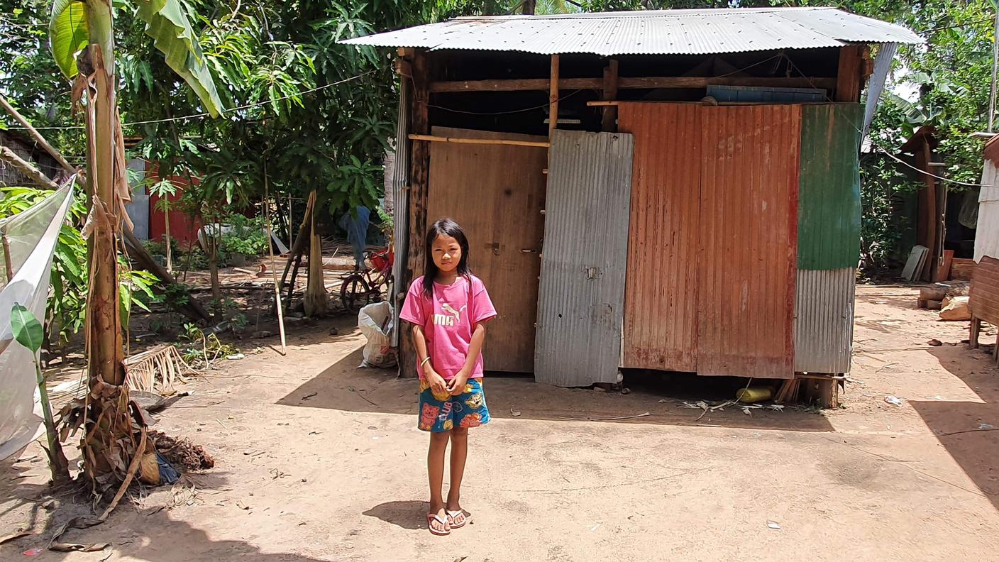 Una bambina al Dork Po Village, Sangkat Slorkram