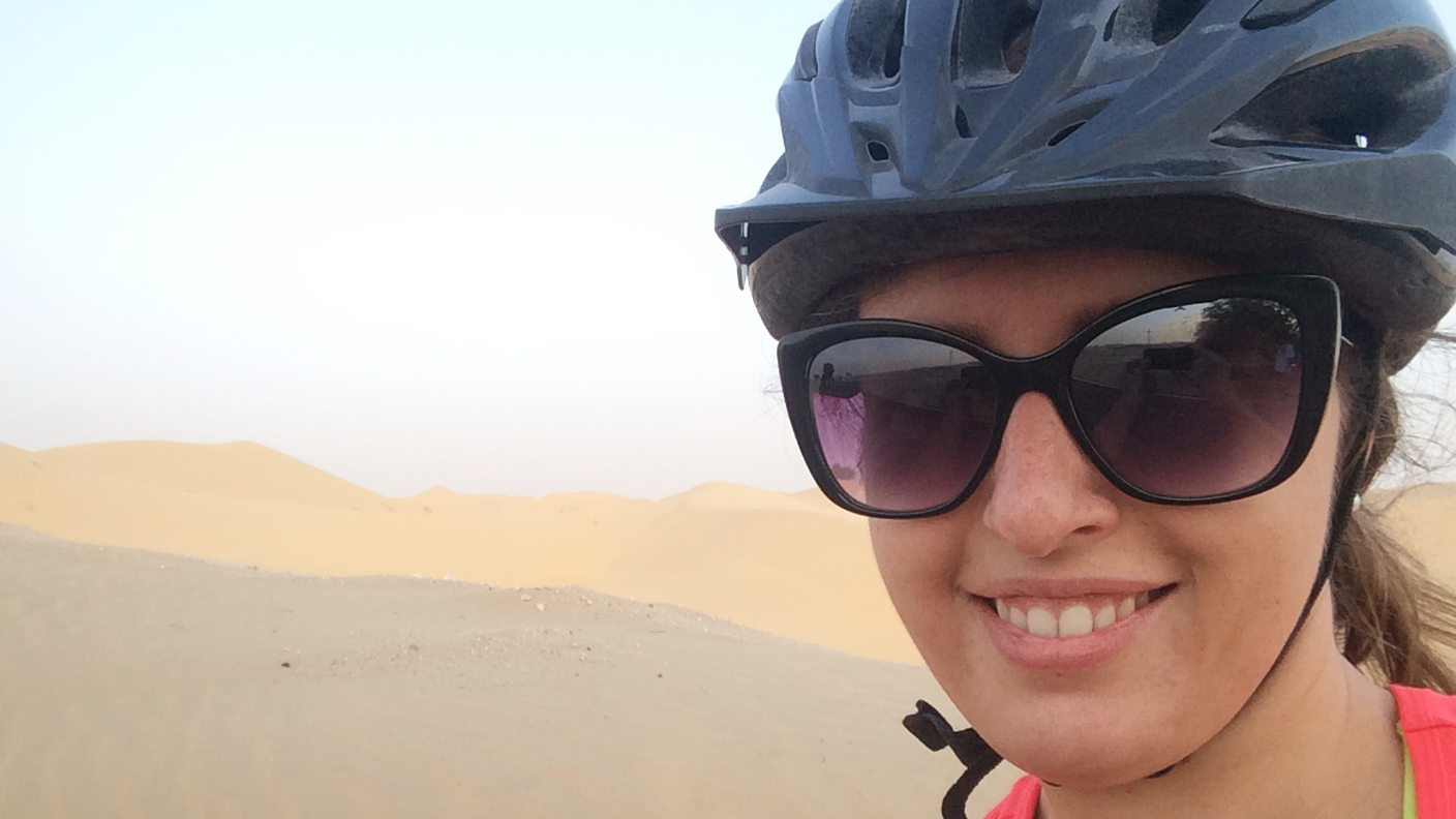 Valentina in bici nel deserto alle 5h del mattino