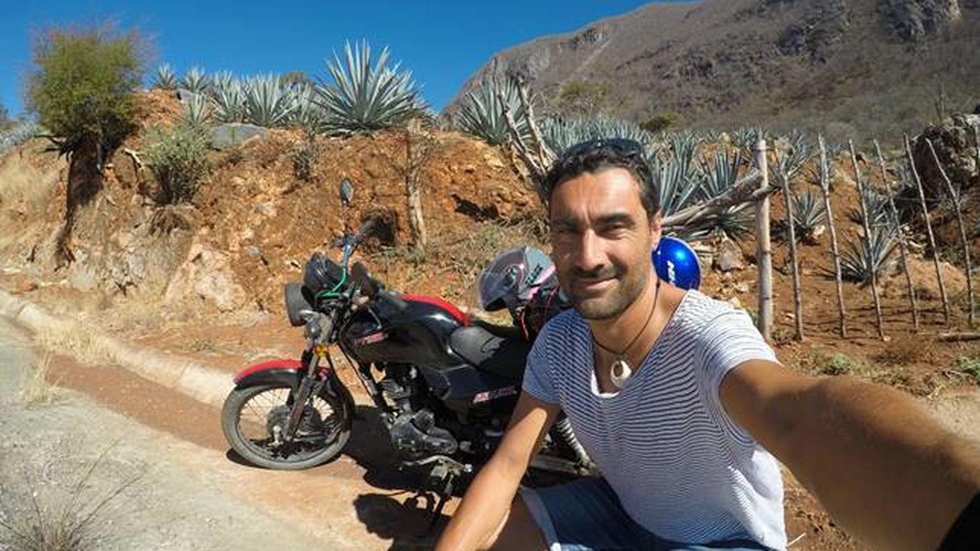 Renato e la sua moto, da Playa del Carmen a Puerto Escondido