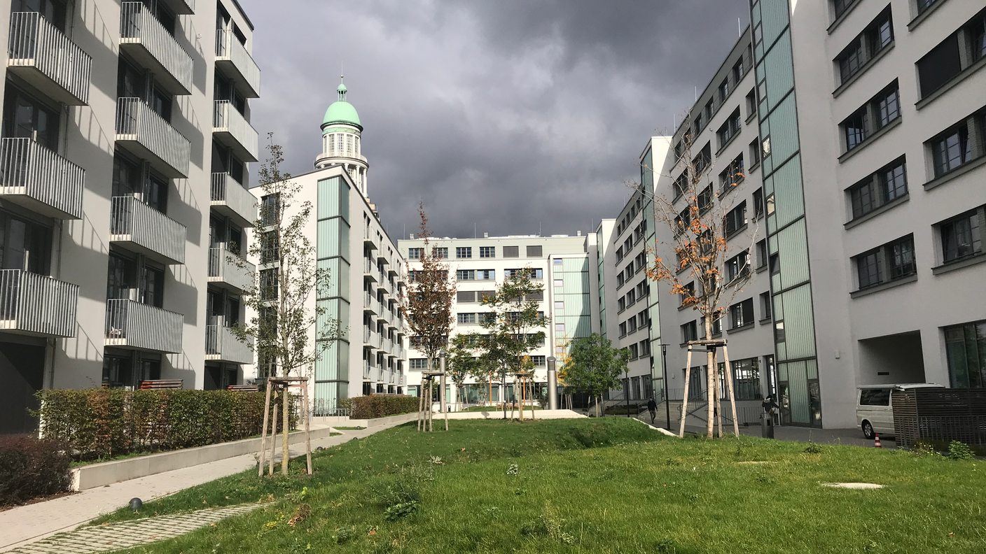 Panoramica dall'appartamento di Louis del cortile interno del campus Neon Wood Frankfurter Tor 