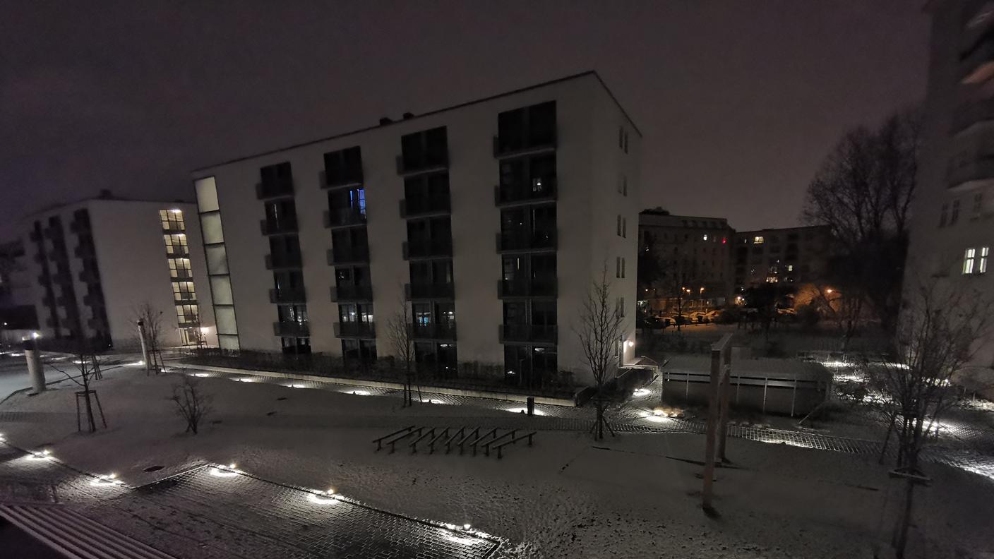 Panoramica dall'appartamento di Louis del cortile interno del campus Neon Wood Frankfurter Tor 