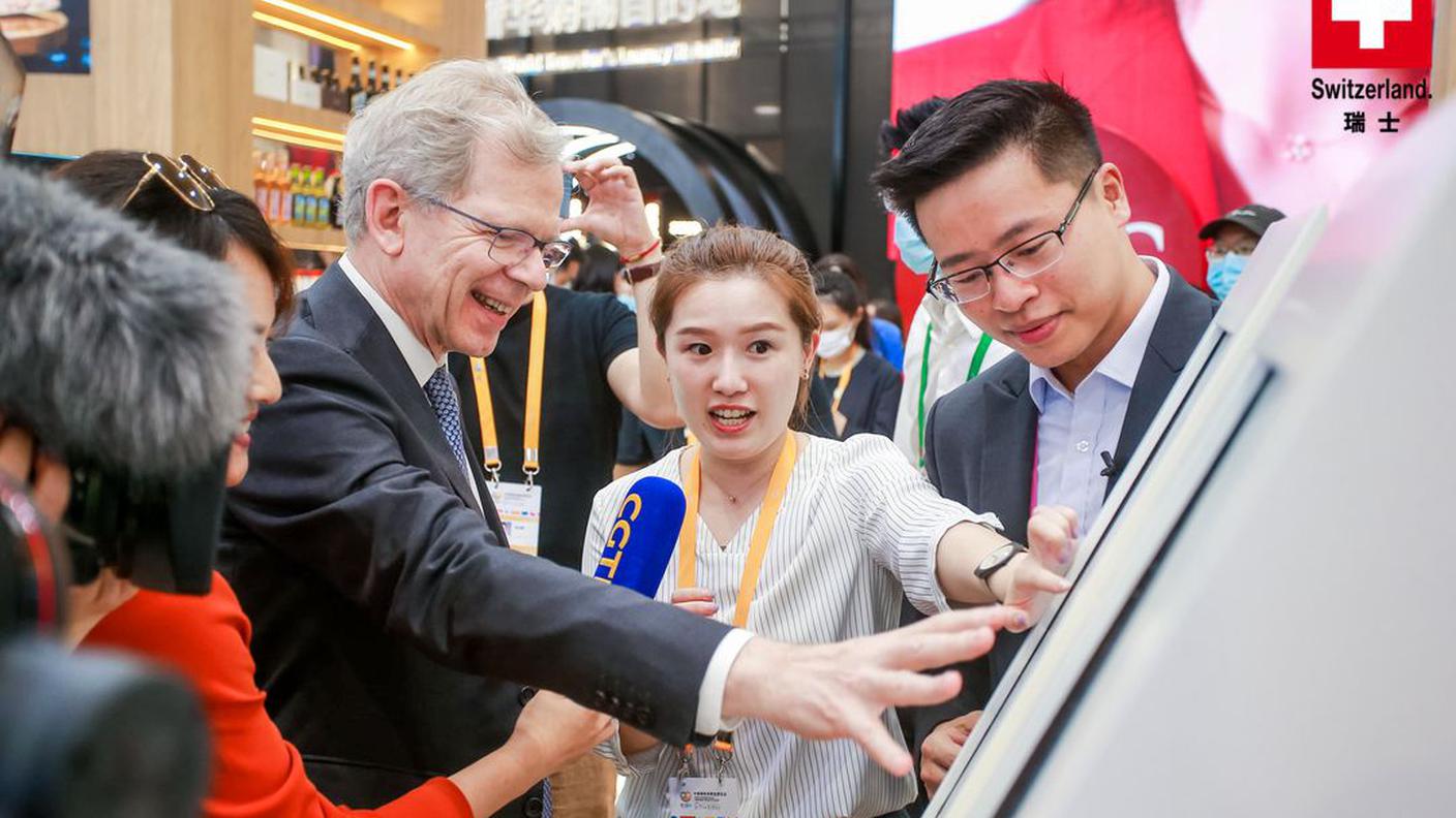 Ambasciatore Bernardino Regazzoni mentre promuove prodotti svizzeri alla fiera internazionale per la promozione di prodotti di consumo, Hainan, China 2021