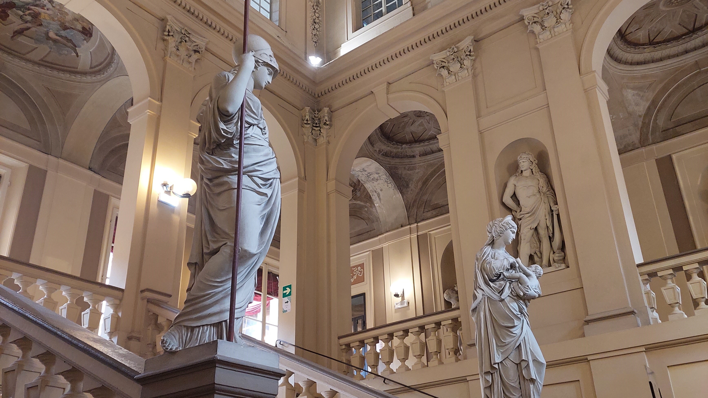 La sede scolastica della facoltà di scienze politiche. All'esterno vi si trova un parco con fontane e tavoli, dove Bettina ha preparato la sessione d'esami
