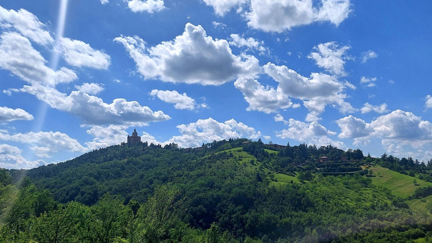 A dieci minuti a piedi dalla città si trovano parchi e spazi verdi. Foto scattata dai 300 scalini, vista sul Santuario di San Luca e il suo portico