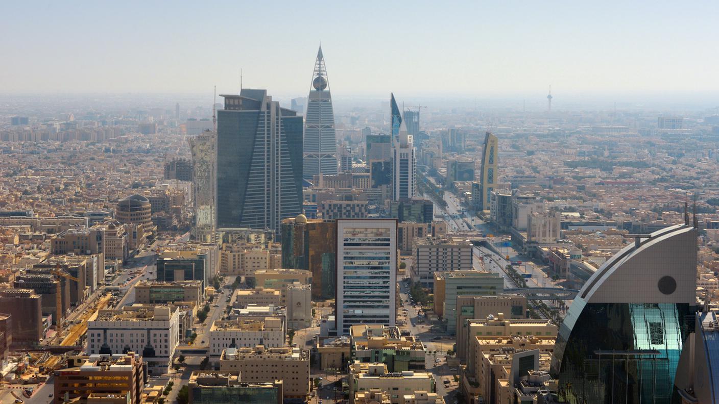 Skyline di Riad, quartiere finanziario visto lungo King Fahd Road, Riyadh, Arabia Saudita