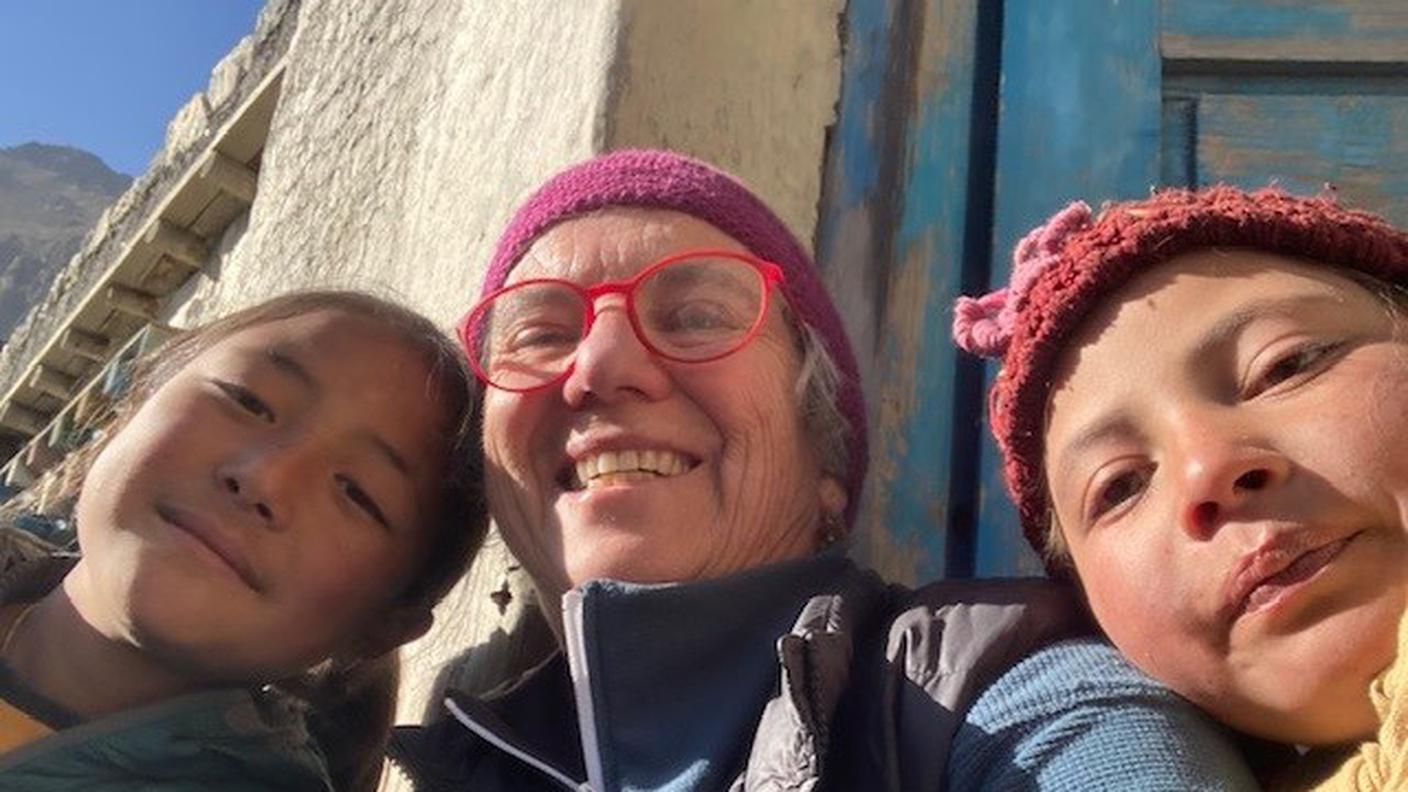 Edvige a Kagbeni con due bimbe di 9 anni, appena tornate da scuola