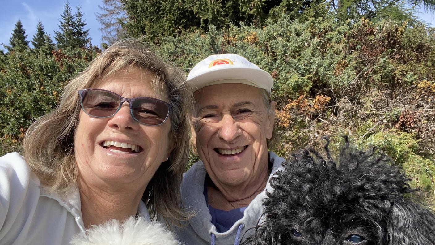 Dario Kessel con la moglie Monica Kessel e i due cagnolini Kevin e Julia
