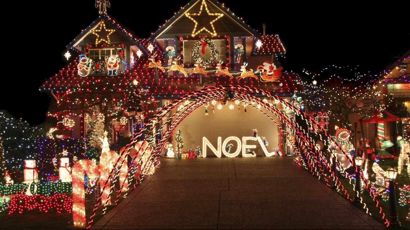 Addobbi natalizi, luminarie, Casa, Natale, Luce natalizia, Illuminato, Luce stradale, Ambientazione esterna, Decorare,