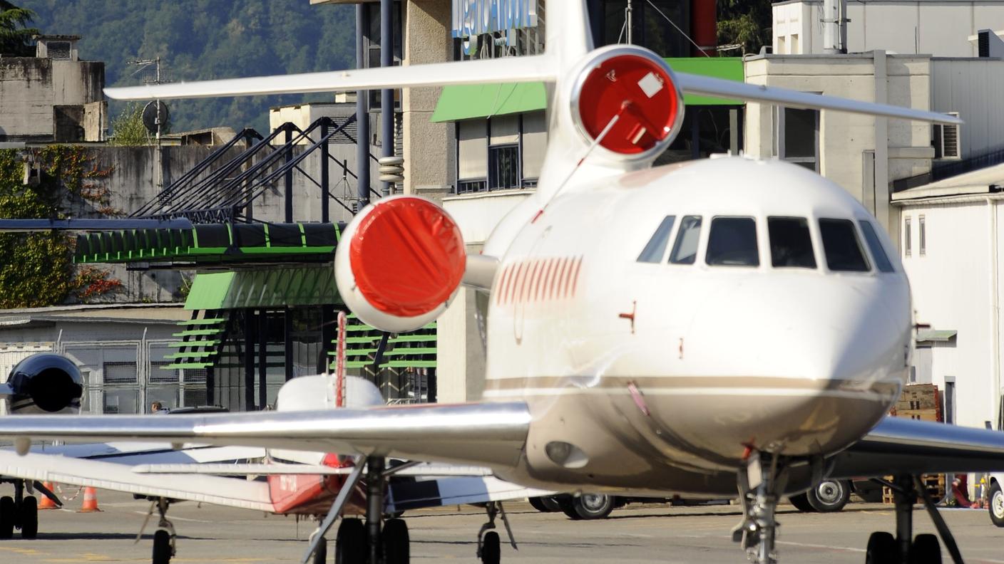 La torre di controllo e un aereo in pista