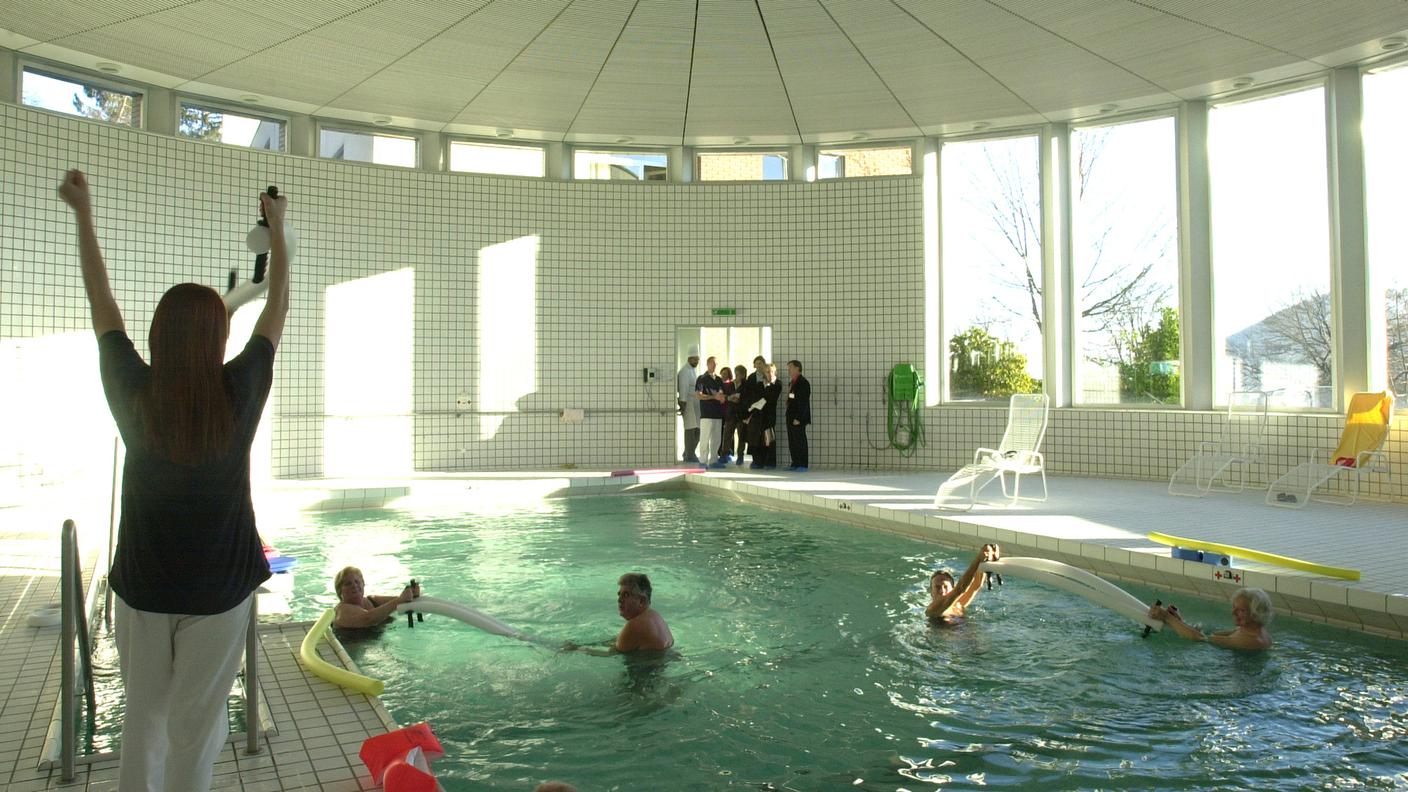 Novaggio, Clinica Federale di Riabilitazione, la piscina per la fisioterapia con gli ospiti durante i loro esercizi
