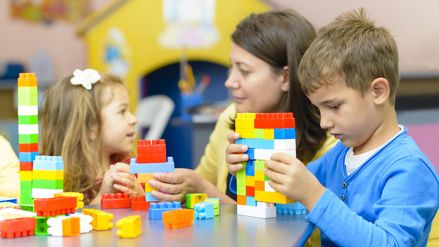 Bambini che giocano all'asilo,mamma, giochi di società, lego