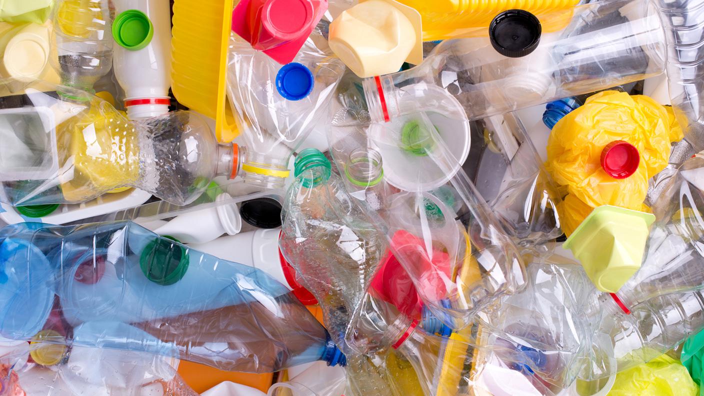 Bottiglie di plastica e i contenitori preparati per il riciclaggio