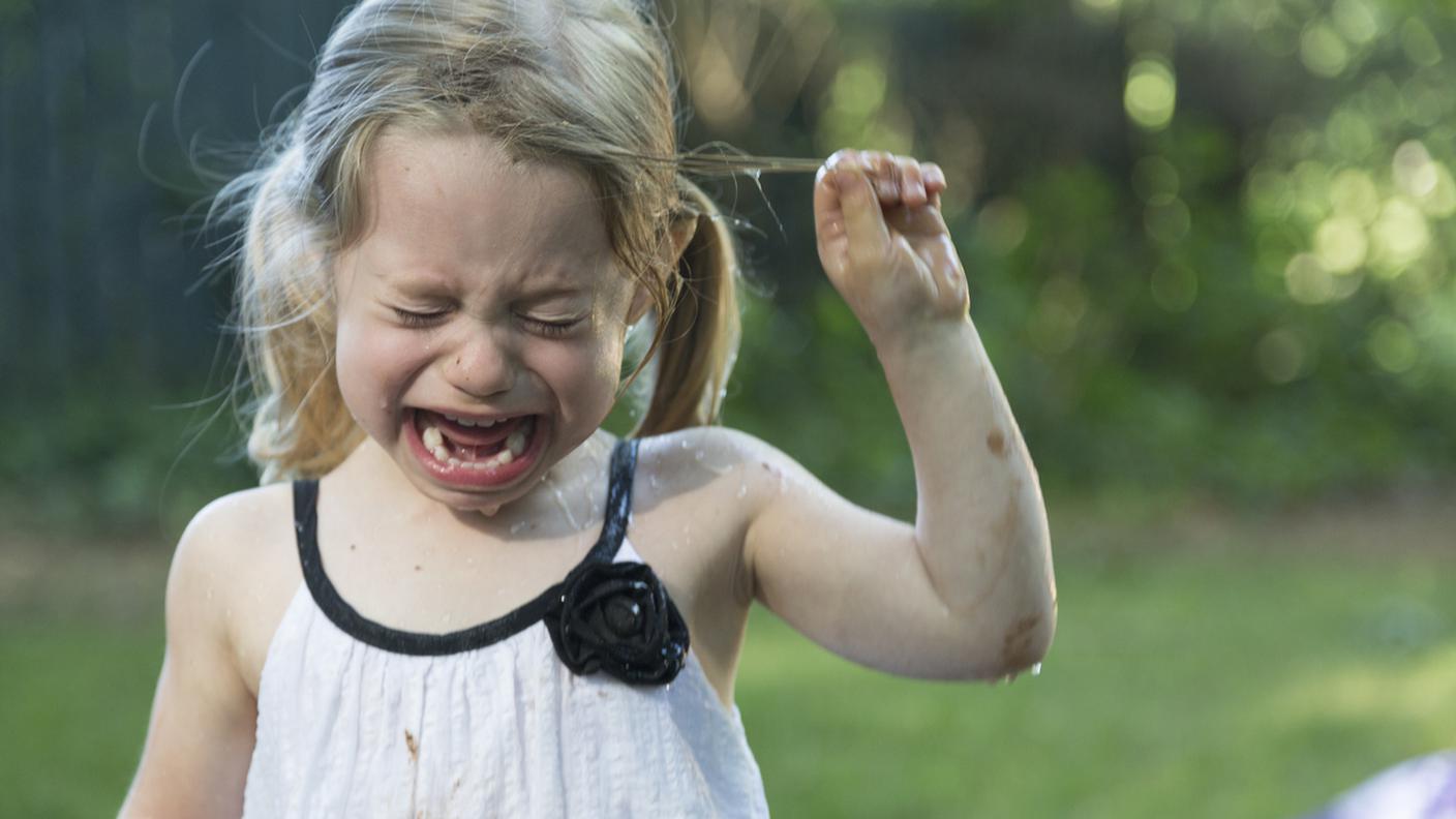 fare i campricci, bambina che fa i capricci, piangere