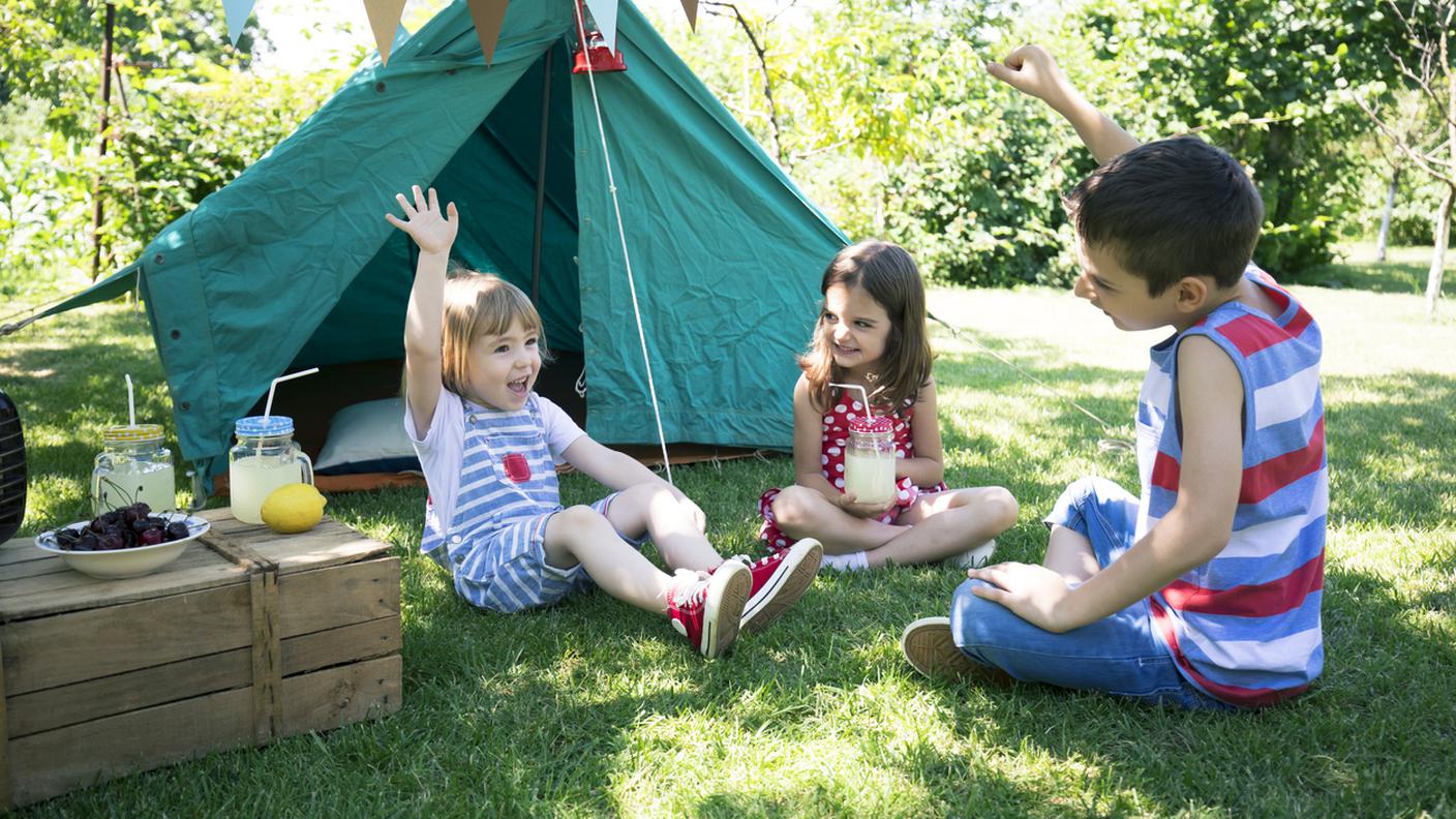 bambini, estate, giocare, tenda, giardino
