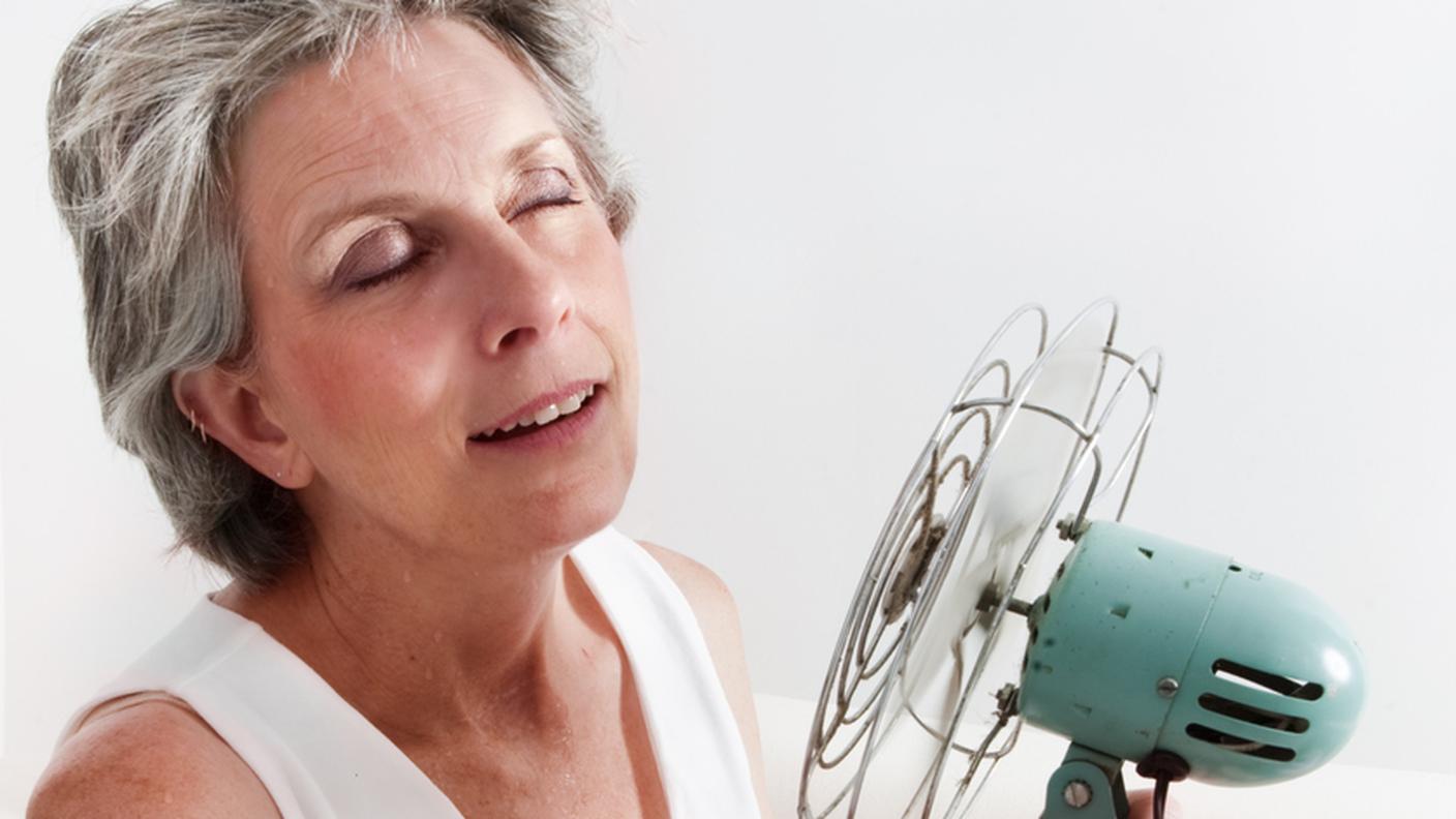 menopausa, caldo, donna, ventilatore