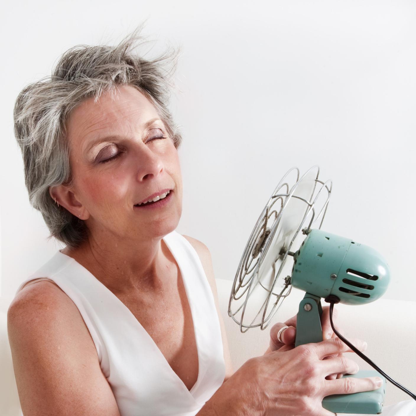 menopausa, caldo, donna, ventilatore