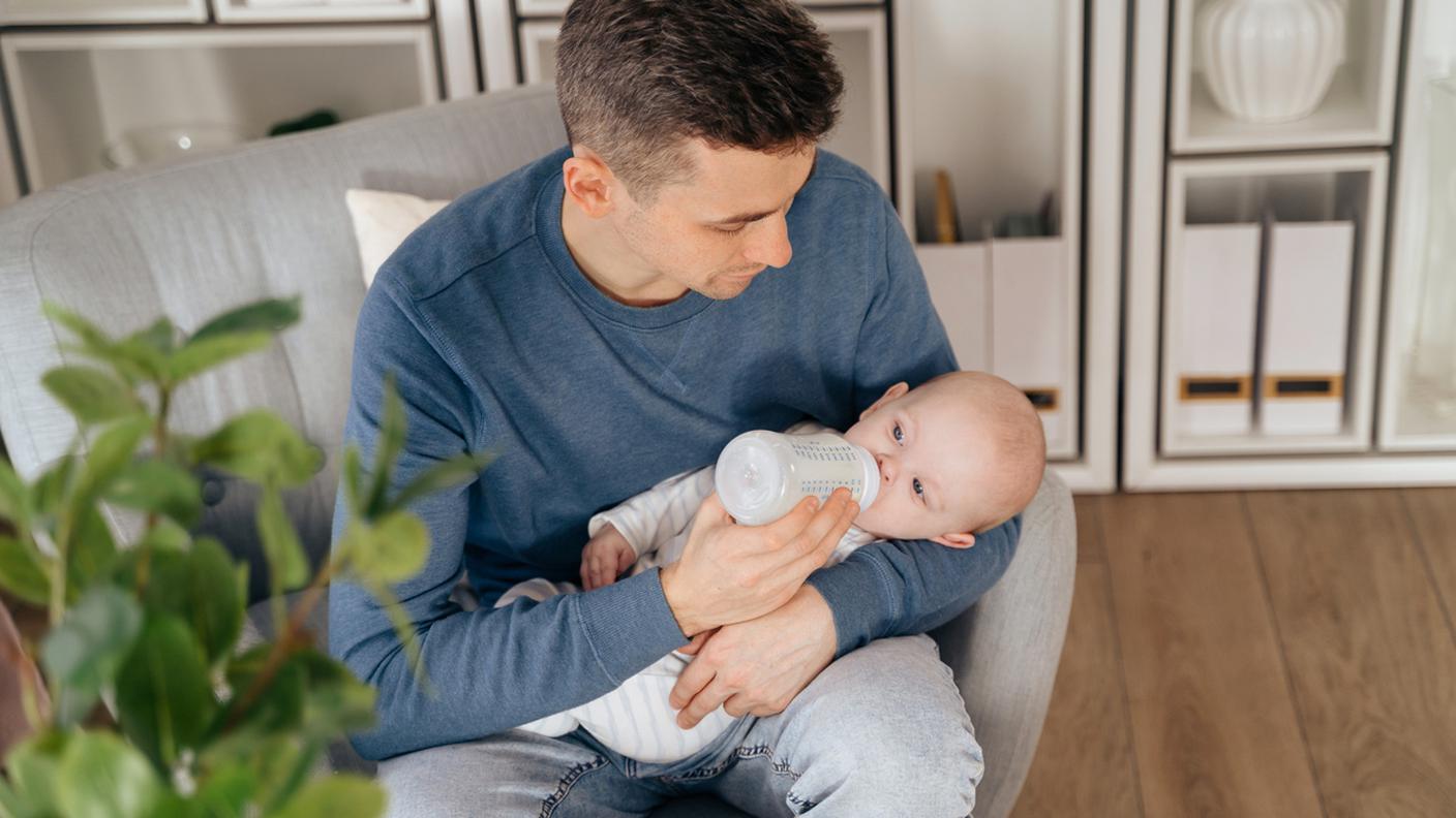 papà mangiare neonato, biberon