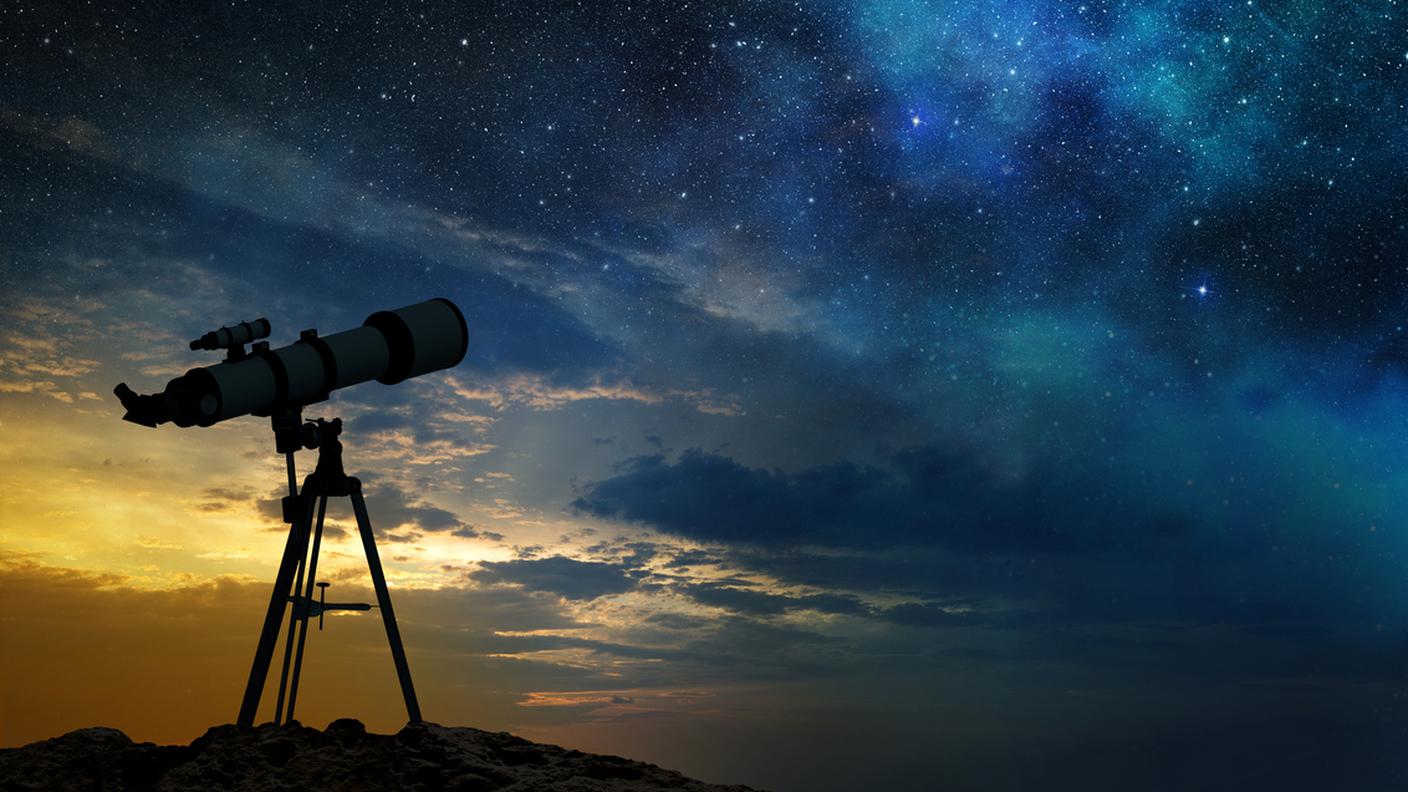 Via lattea all'alba e silhouette di un telescopio. Spazio, Stella, Galassia, Pianeta Terra, Costellazione