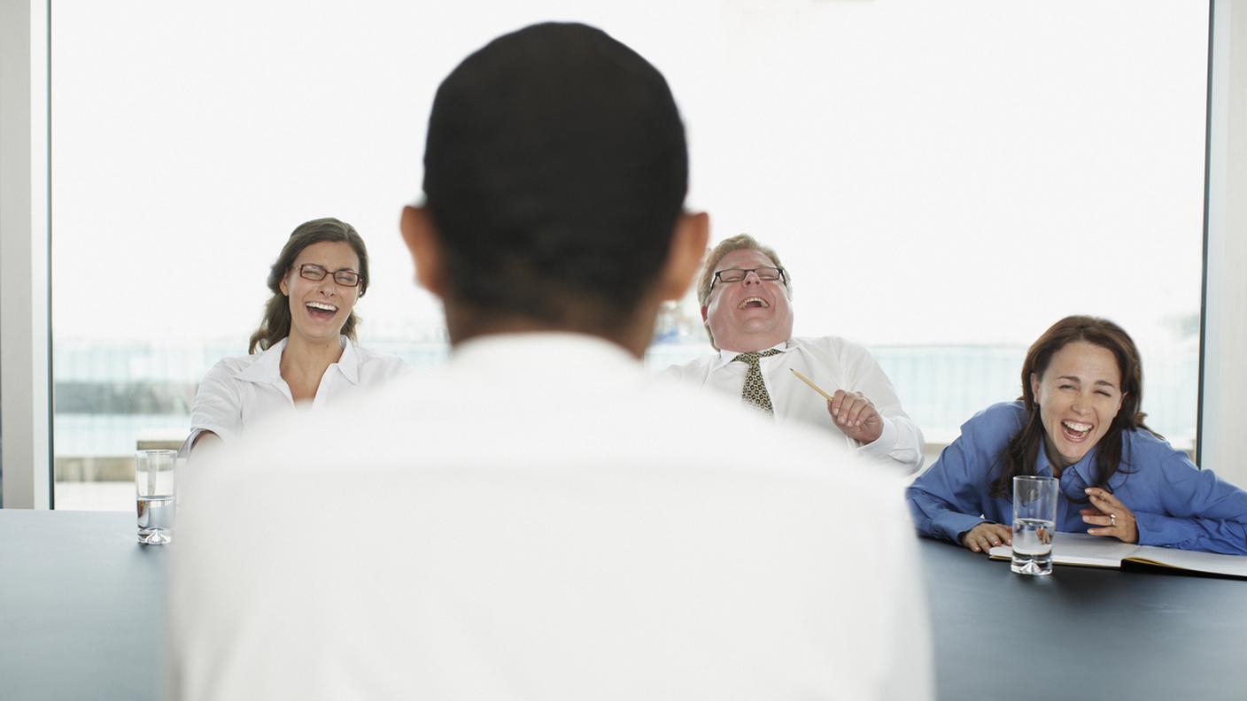 Gli operatori ridere durante una riunione in una sala conferenze