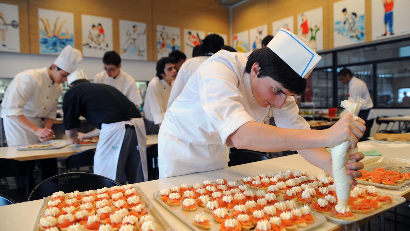 Gli allievi (apprendisti) della scuola alberghiera durante la preparazione dei cibi.