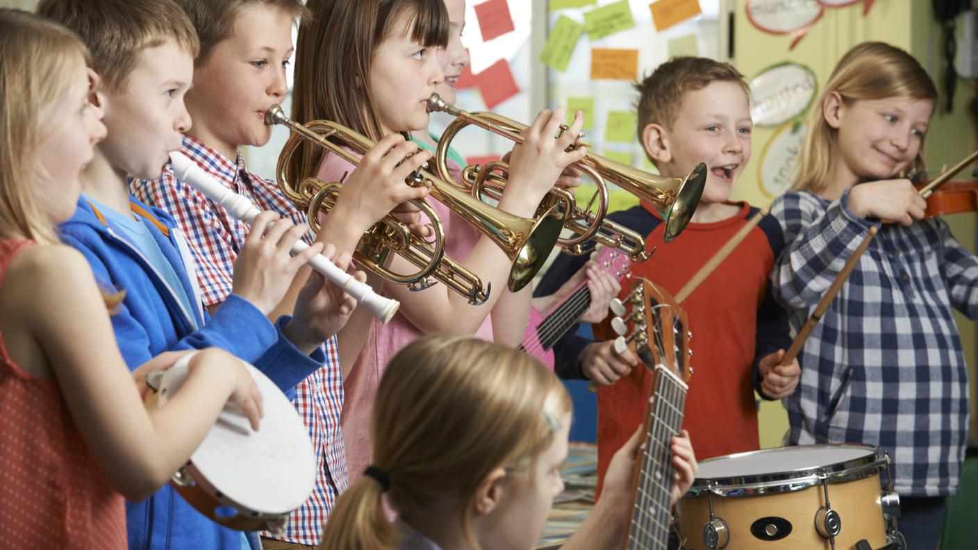 Studenti che giocano nella scuola Orchestra insieme, Aula, Orchestra, Bambino, Musica, Giocare