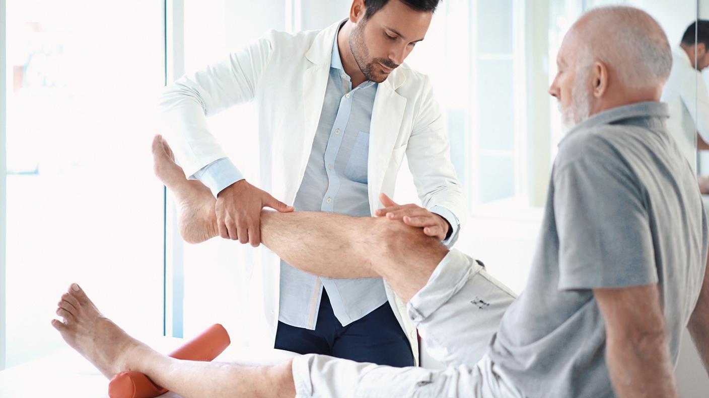 medico geriatra, anziano, visita medica, dolori ginocchio