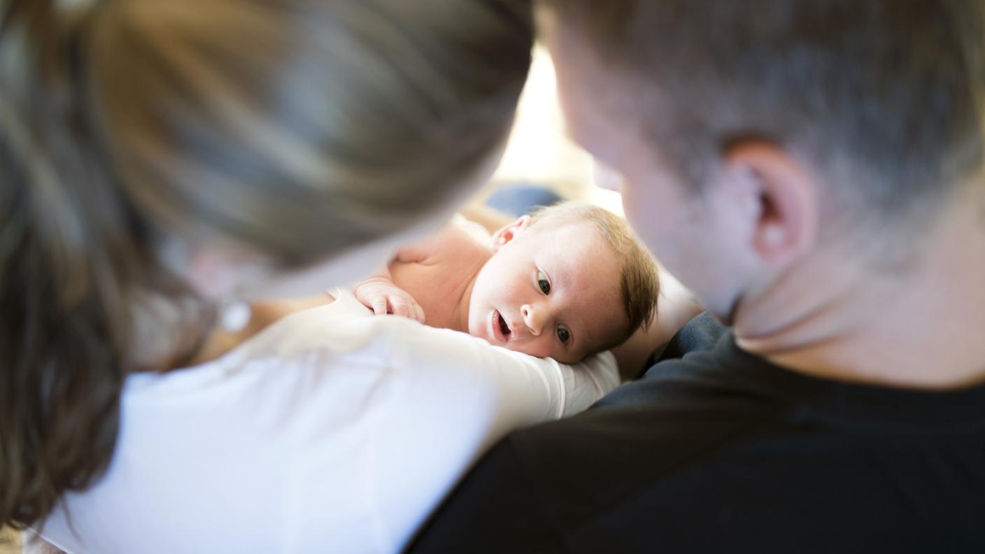 donna tra l’uomo-papà e l’uomo-marito, Bambino appena nato, Bebé