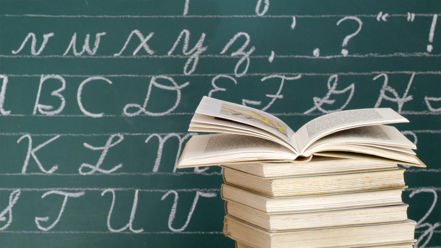 Libri davanti a una lavagna, aula , Scrivere, Dati, Scuola elementare
