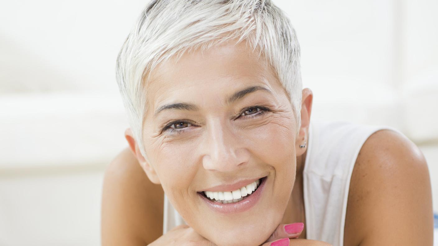 capelli grigi, niente tinta capelli, donna sorridere