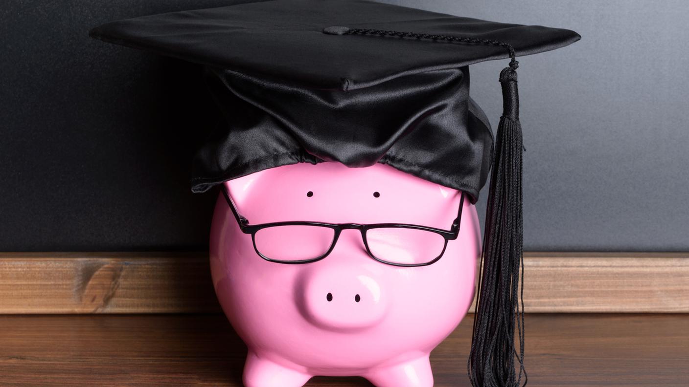 Salvadanaio a porcellino con nero, Cappello di laurea e occhiali, borse di studio, prestiti di studio