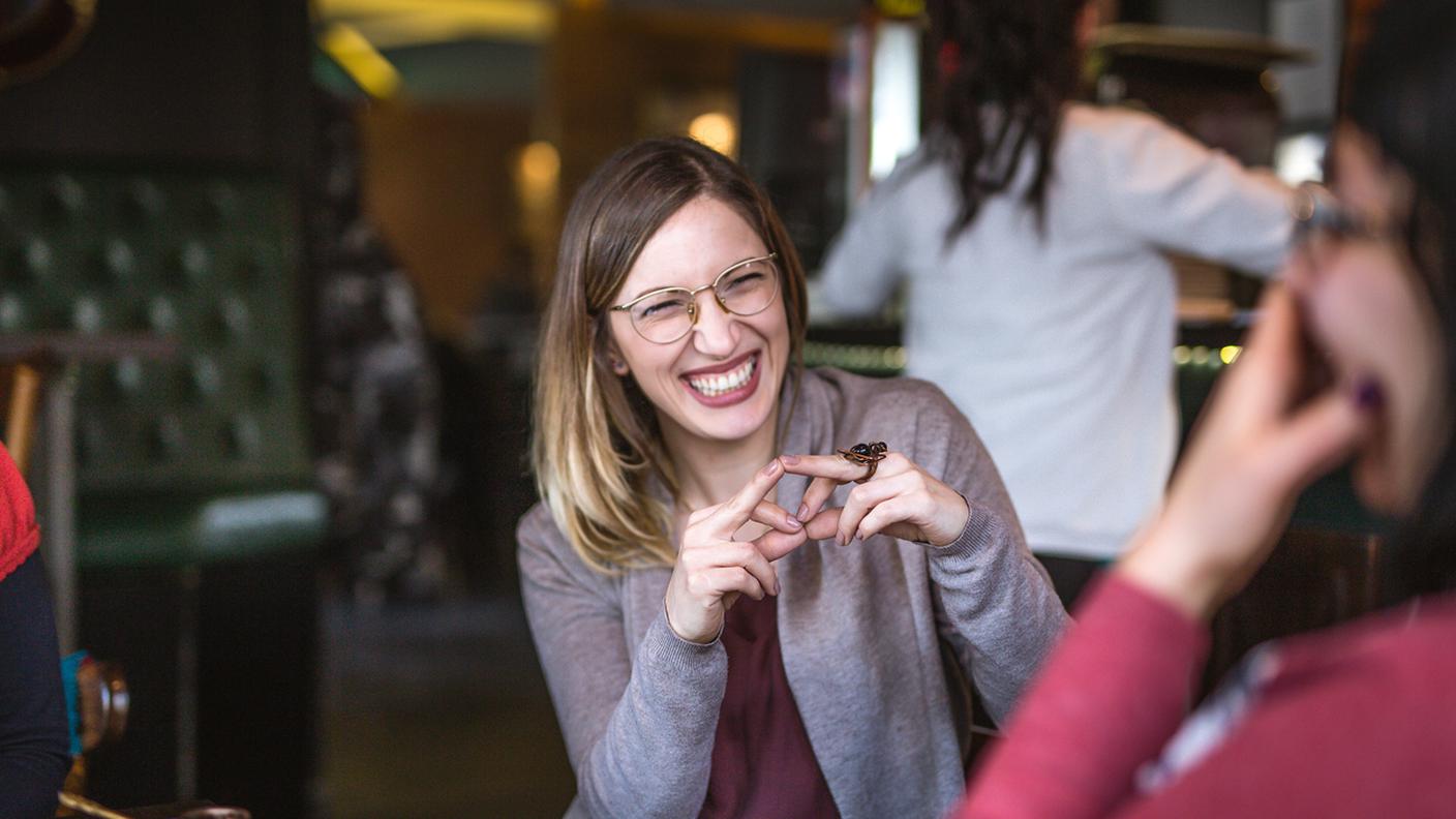 Amiche al bar, conversazione con la lingua dei segni, sorde