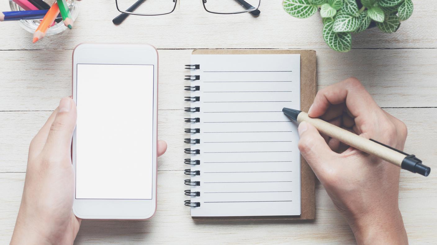 Smartphone, scrivania, organizzazione, pianificazione