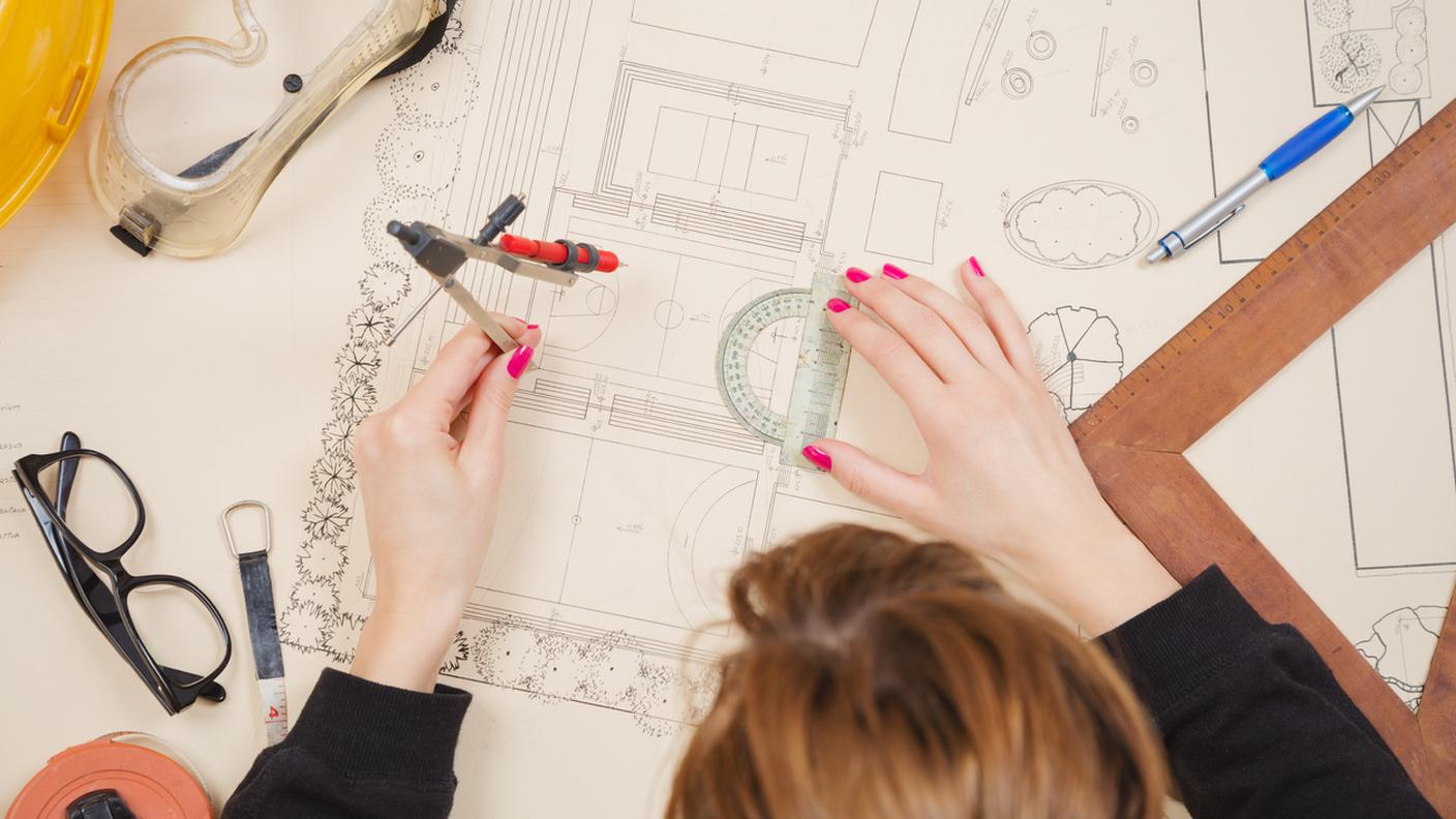 Giovane architetto donna, al lavoro nel suo Studio