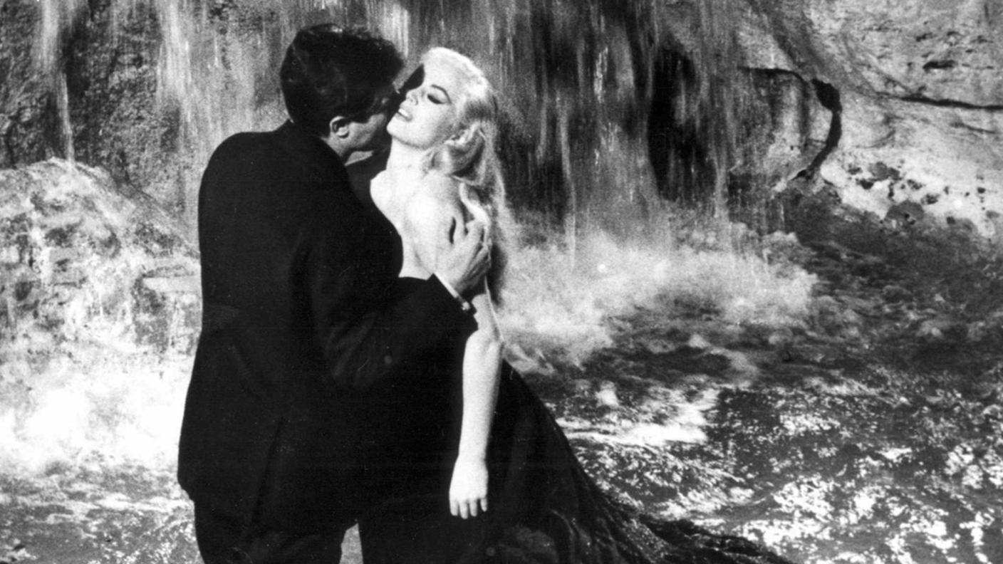Anita Ekberg e Marcello Mastroianni in una scena de "La dolce vita"