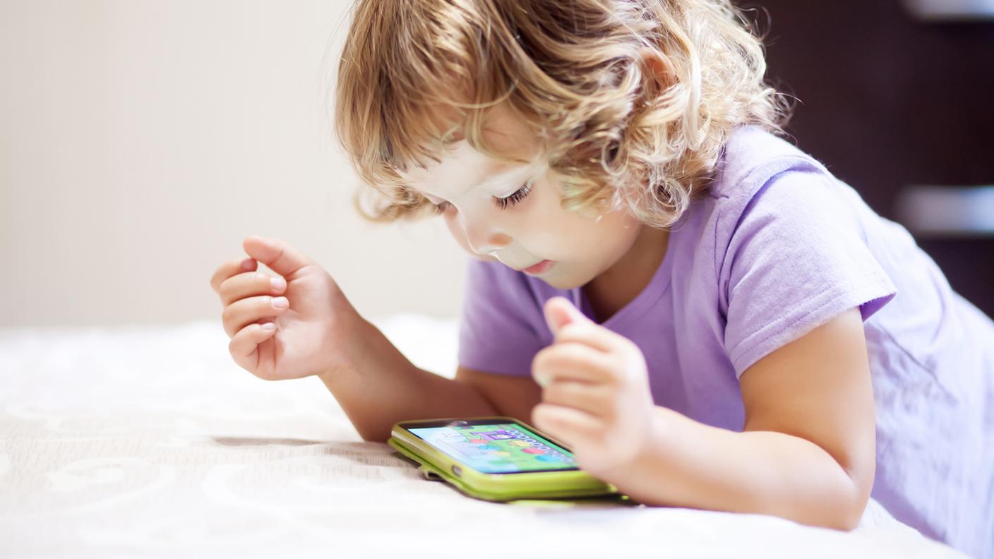 bambina, smartphone, cellulare, giocare