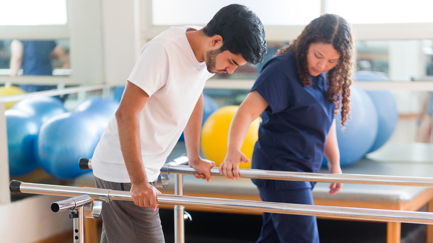 riabilitazione motoria, gambe, incidenze, giovane, fisioterapia
