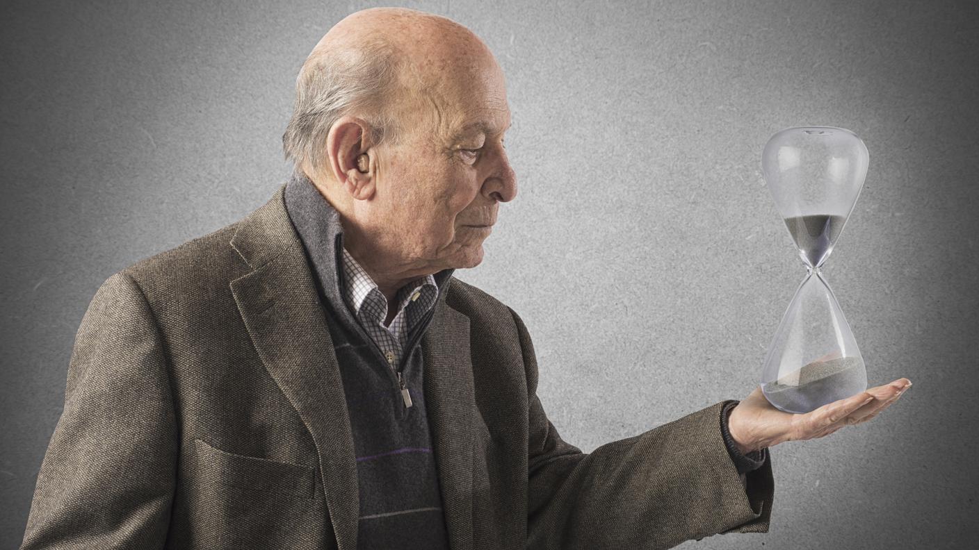 iStock_Processo d'invecchiamento, Pensionamento, Clessidra, Uomini, Persone