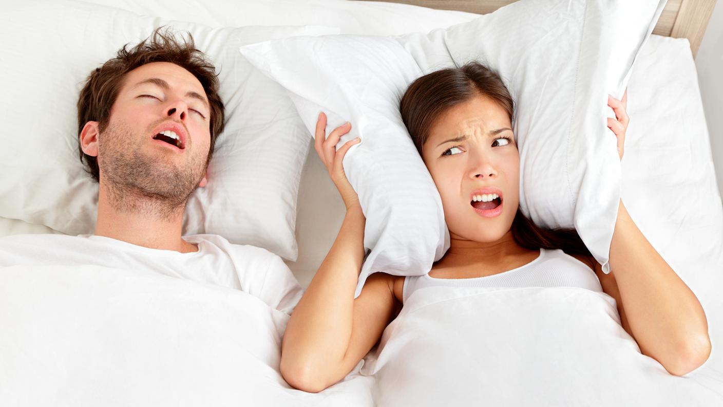 russare, coppia, marito, non riuscire a dormire, cuscino