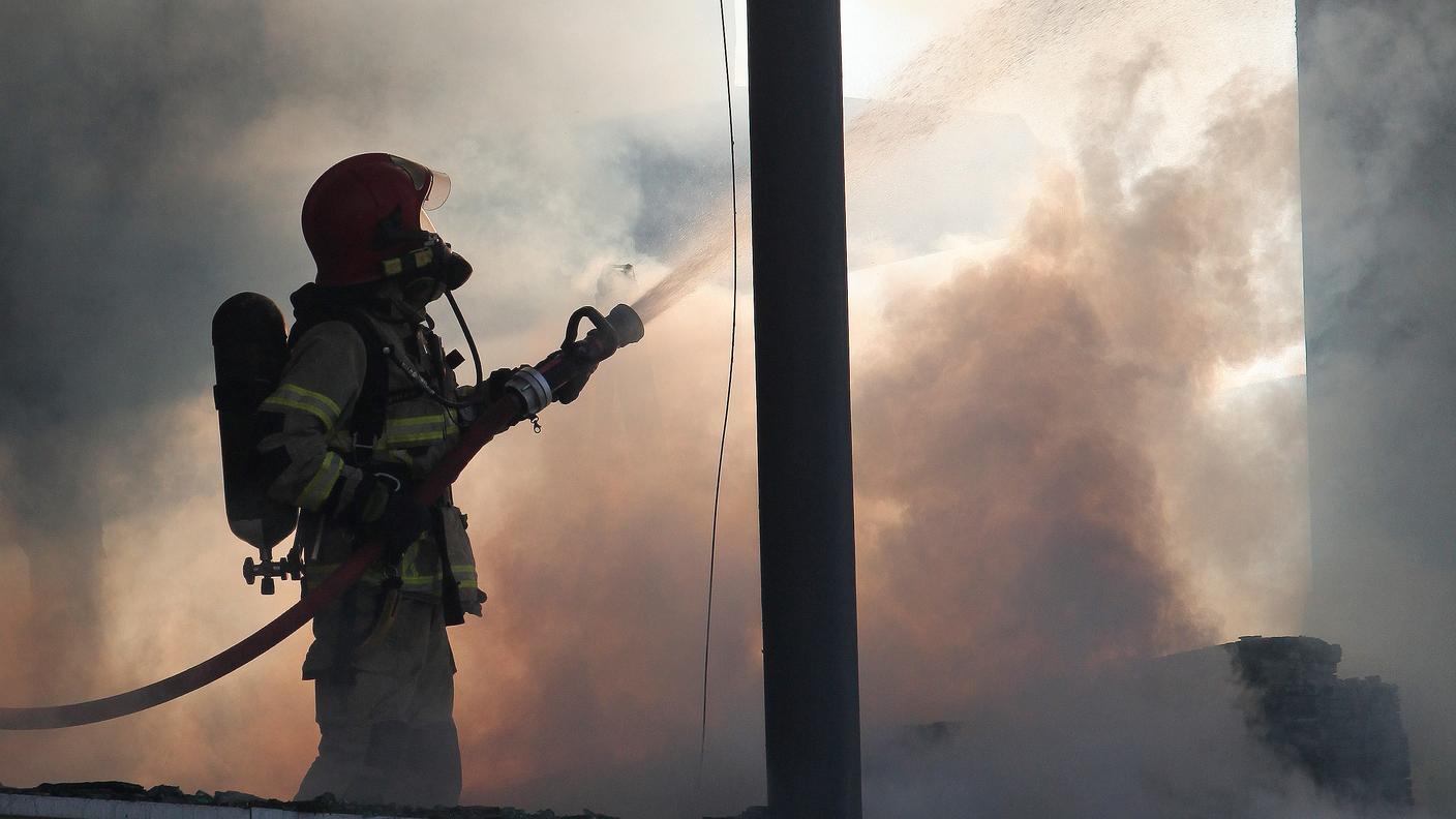 L'intervento dei pompieri ha permesso di domare le fiamme in un'ora