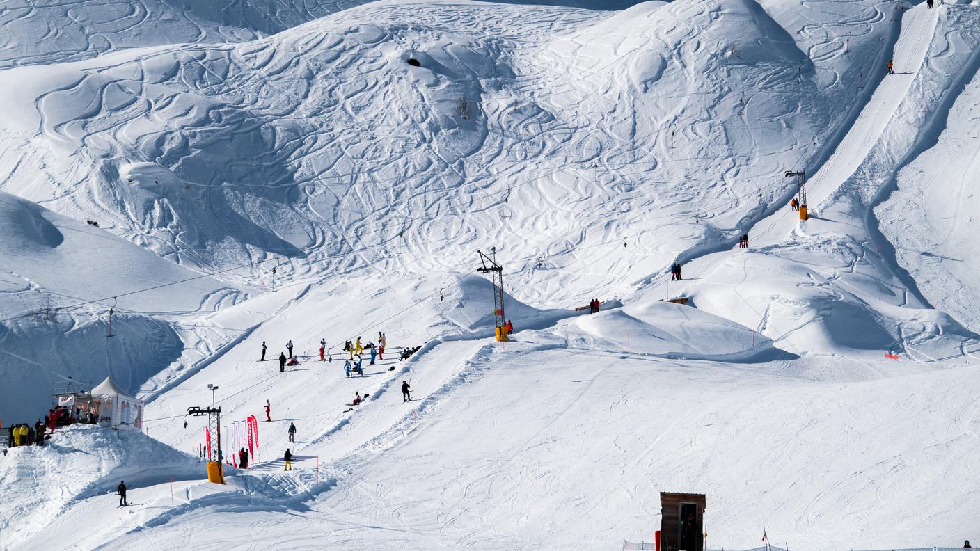 Nella foto, uno scorcio sulle piste da sci innevate ad Airolo - Pesciüm