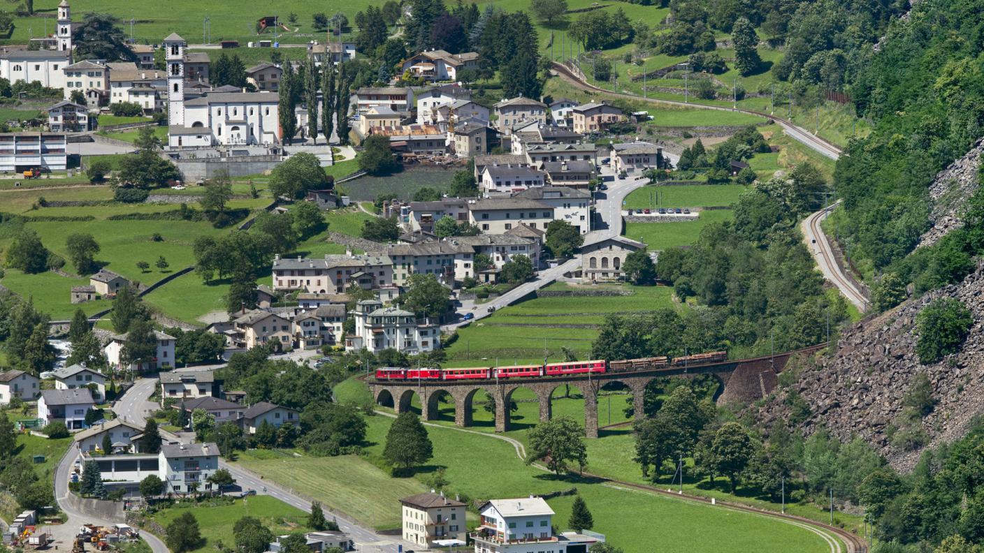 Il treno della Ferrovia Retica (RhB) attraversa il viadotto ferroviario sulla linea del Bernina nei pressi di Brusio, nella Val Poschiavo