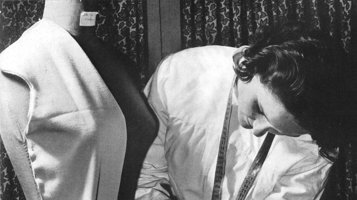 Sarta al lavoro, ca. 1950 - dalla mostra fotografica "Vincenzo Vicari. Lugano e la moda"