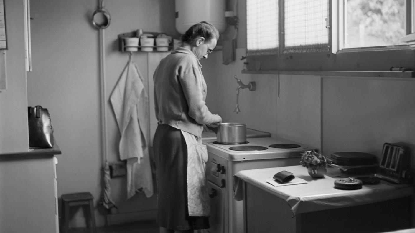 Foto vecchia donna cucina