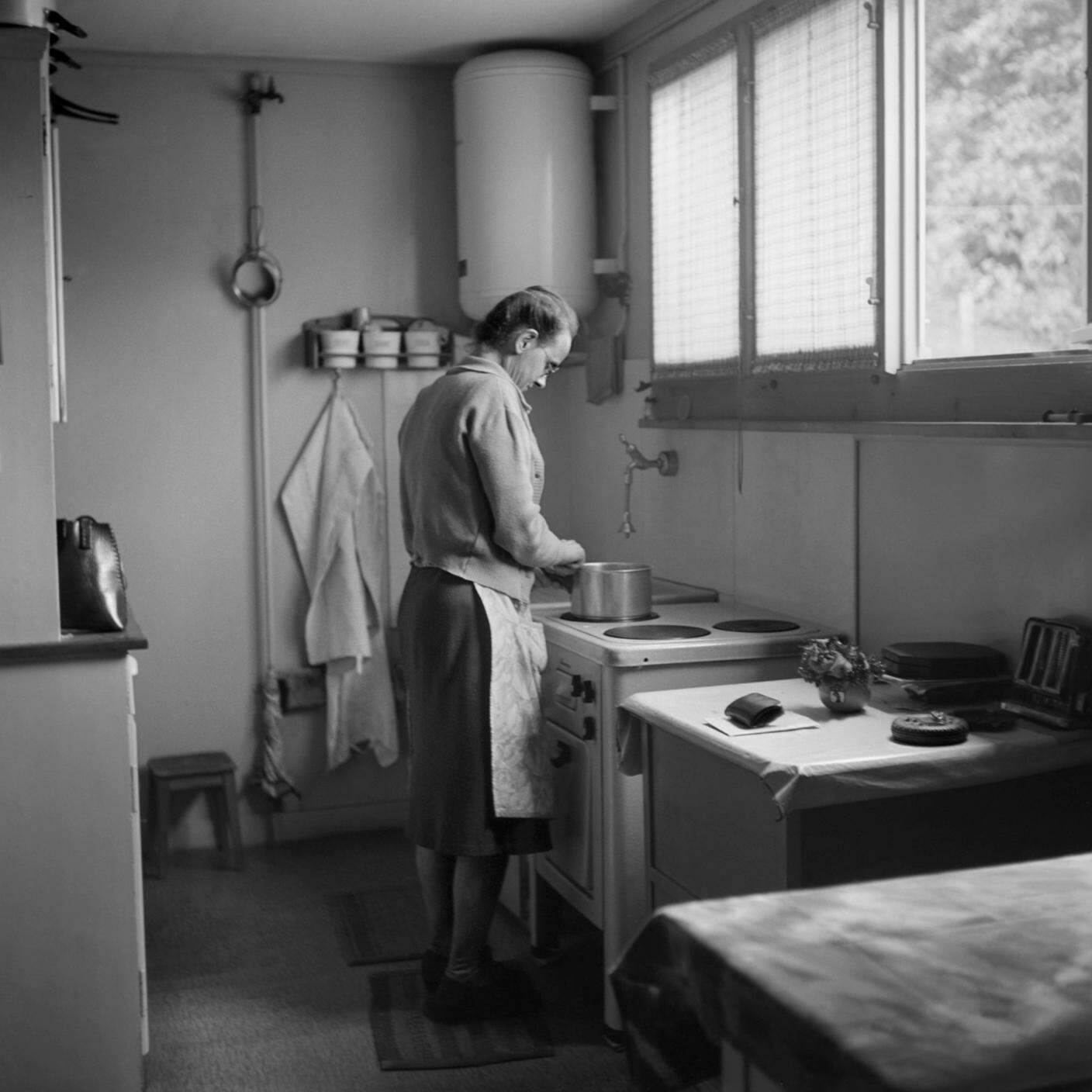 Foto vecchia donna cucina