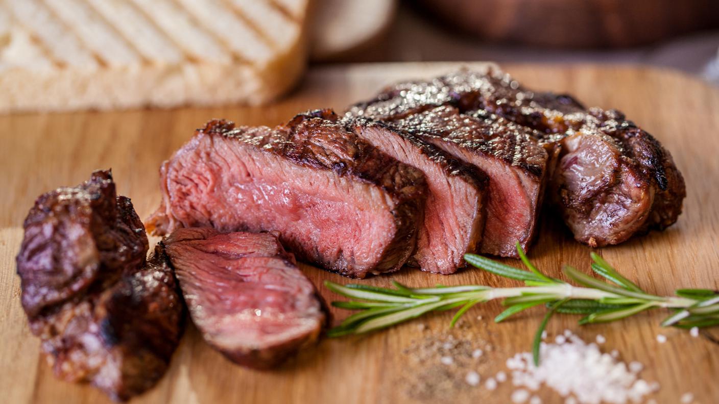 Bistecca di maiale alla griglia con un rametto di rosmarino