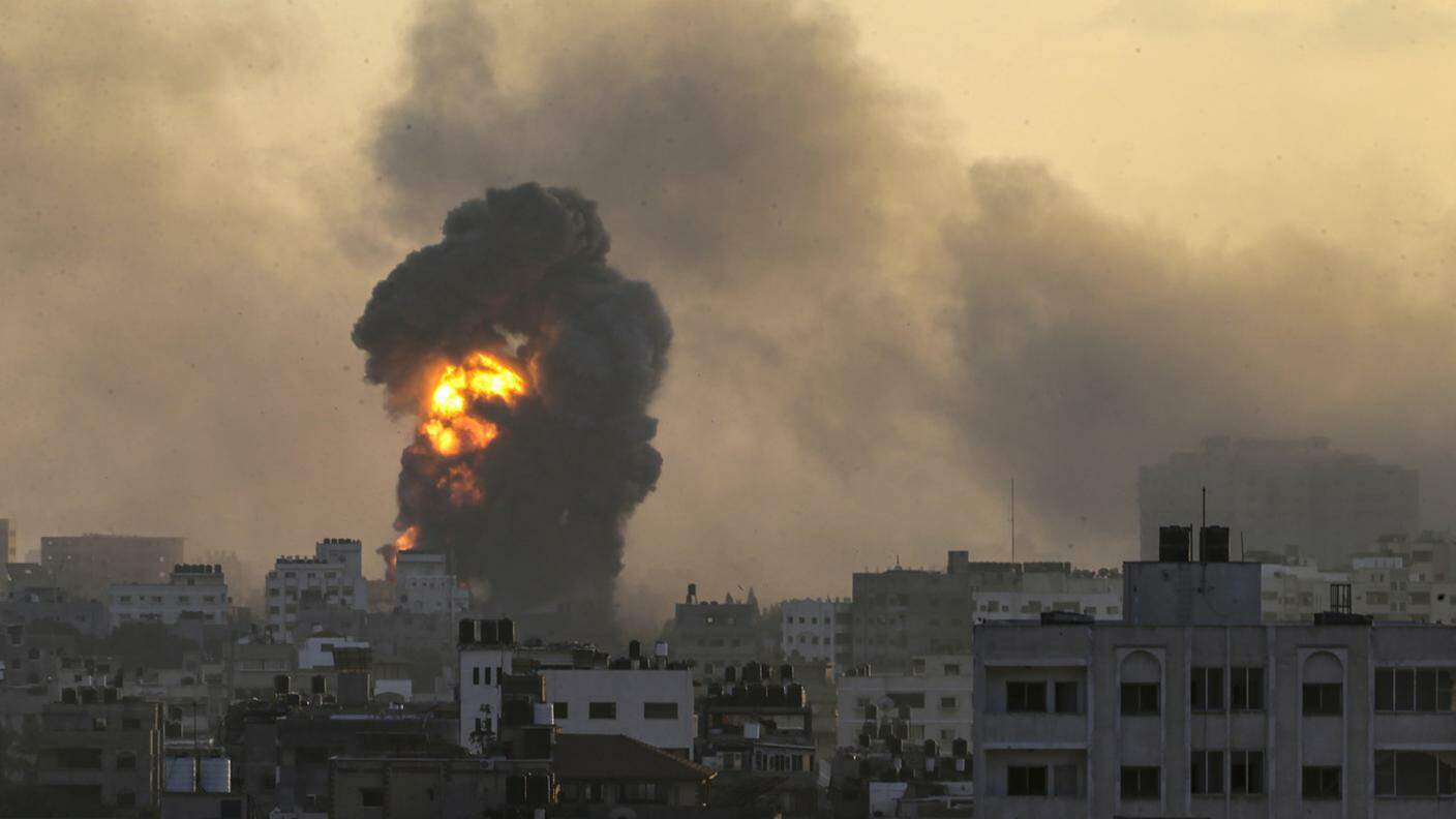 Fumo e fiamme a Gaza City seguito di un attacco israeliano contro il quartiere di Tal Al Hawa