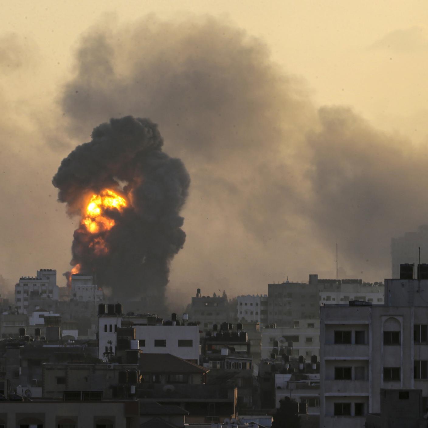 Fumo e fiamme a Gaza City seguito di un attacco israeliano contro il quartiere di Tal Al Hawa