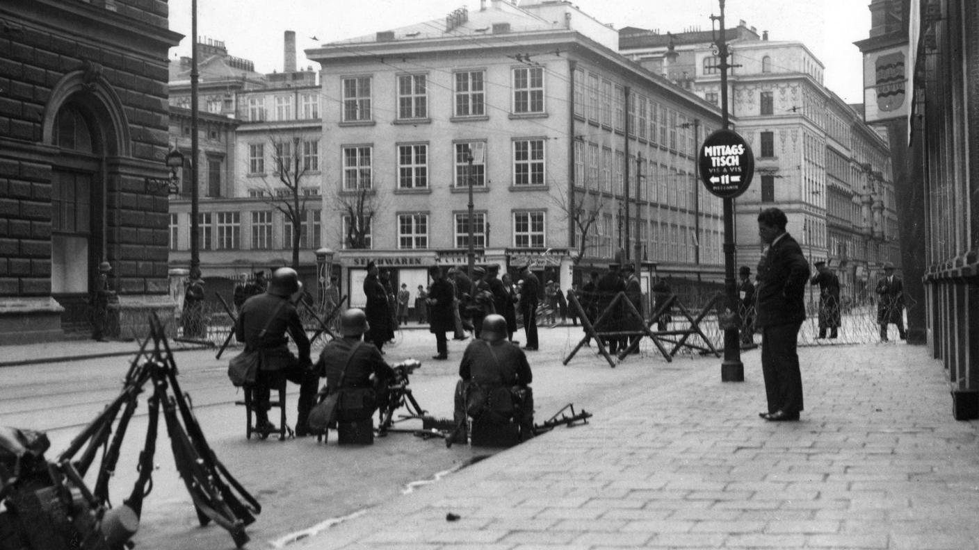 Una scena per le strade di Vienna, soldati austriaci che barricavano una delle strade con filo spinato durante l'insurrezione del 1933,  UnitedArchives00136192 