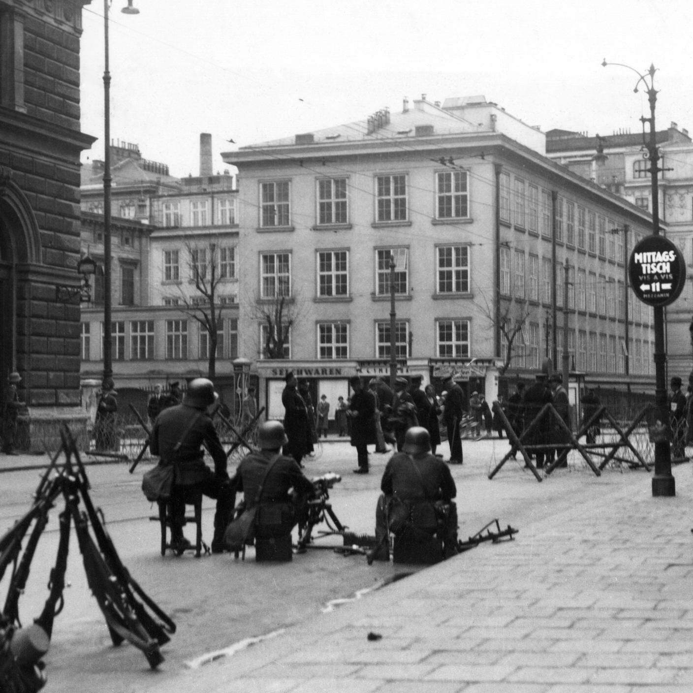 Una scena per le strade di Vienna, soldati austriaci che barricavano una delle strade con filo spinato durante l'insurrezione del 1933,  UnitedArchives00136192 