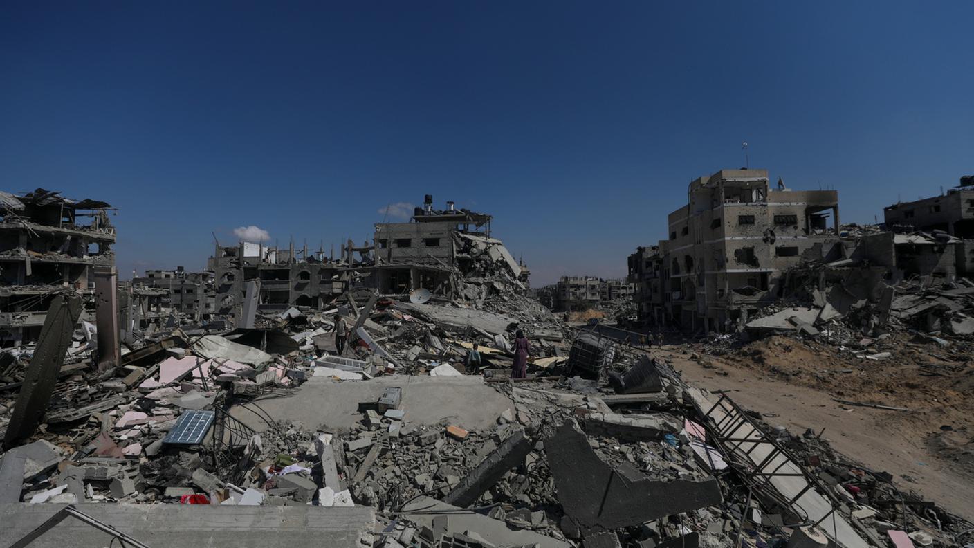 Un'area distrutta mentre i palestinesi ritornano a Khan Younis dopo che l'esercito israeliano ha ritirato le truppe dal sud della Striscia di Gaza